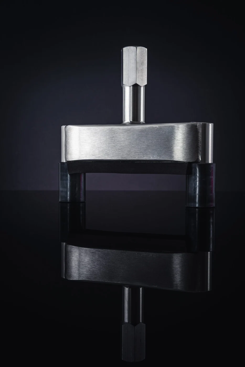 Close view of the spinner tool and its protective contact surfaces